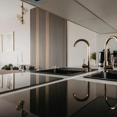 Balcony & Parking, Modern Elegant Apartment! Near Tram فروتسواف