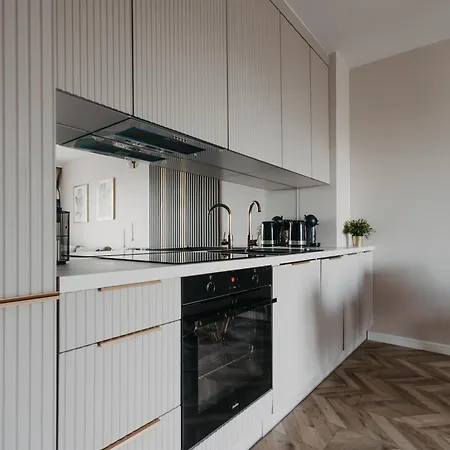 Balcony & Parking, Modern Elegant Apartment! Near Tram شقة