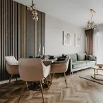 Balcony & Parking, Modern Elegant Apartment! Near Tram 아파트 *