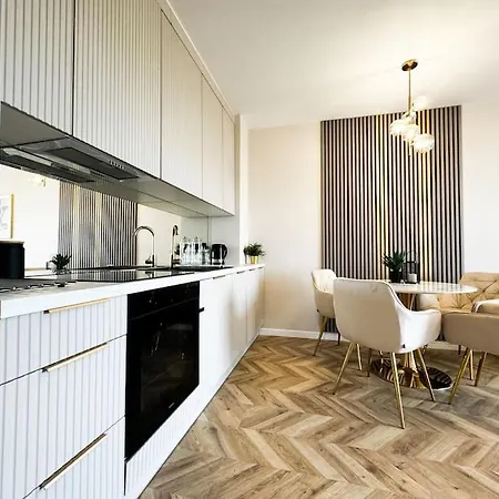 Balcony & Parking, Modern Elegant Apartment! Near Tram