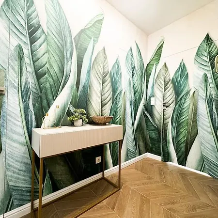 Balcony & Parking, Modern Elegant Apartment! Near Tram