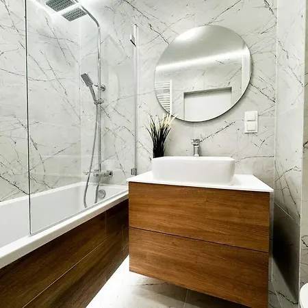Balcony & Parking, Modern Elegant Apartment! Near Tram Wroclaw