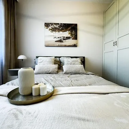 Apartment Balcony & Parking, Modern Elegant Apartment! Near Tram
