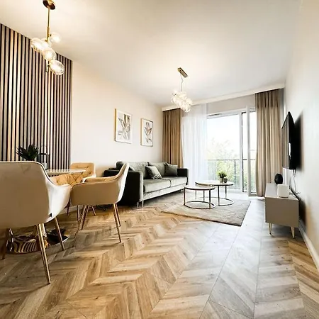 Apartment Balcony & Parking, Modern Elegant Apartment! Near Tram