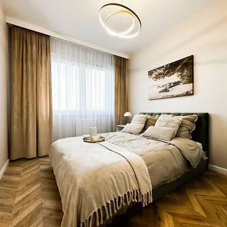 Apartment Balcony & Parking, Modern Elegant Apartment! Near Tram