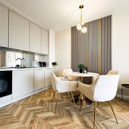 Apartment Balcony & Parking, Modern Elegant Apartment! Near Tram *