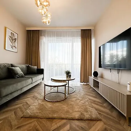 Apartment Balcony & Parking, Modern Elegant Apartment! Near Tram Wroclaw