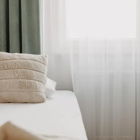 Balcony & Parking, Modern Elegant Apartment! Near Tram