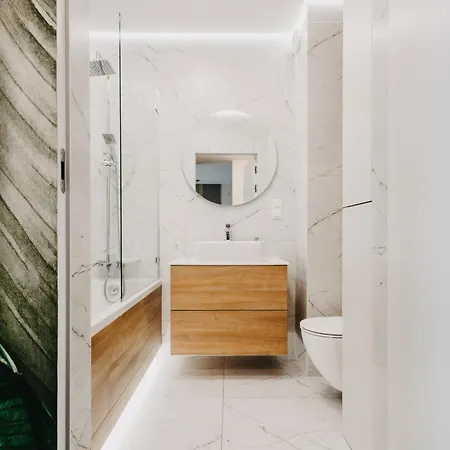 Apartman Balcony & Parking, Modern Elegant Apartment! Near Tram *