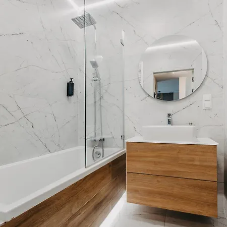 Apartman Balcony & Parking, Modern Elegant Apartment! Near Tram