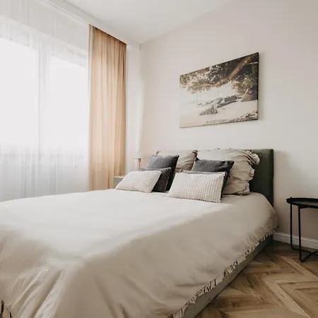 Balcony & Parking, Modern Elegant Apartment! Near Tram Apartament