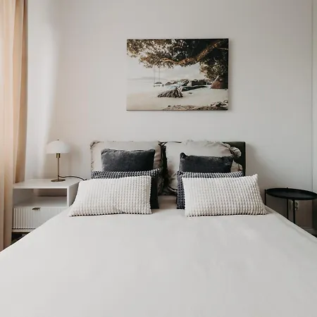 Balcony & Parking, Modern Elegant Apartment! Near Tram Apartment *