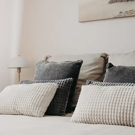 Balcony & Parking, Modern Elegant Apartment! Near Tram Wroclaw