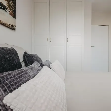 Balcony & Parking, Modern Elegant Apartment! Near Tram Apartament Wrocław