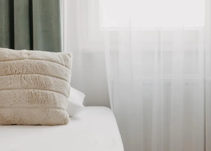 Balcony & Parking, Modern Elegant Apartment! Near Tram