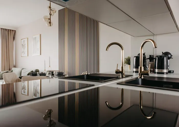 Balcony & Parking, Modern Elegant Apartment! Near Tram Wroclaw