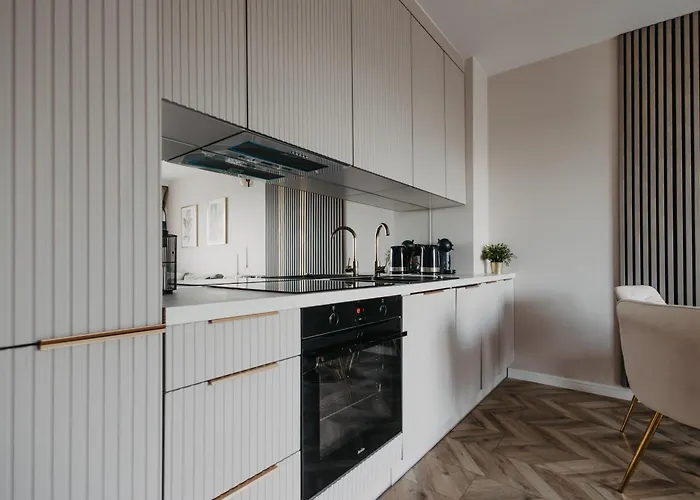 Balcony & Parking, Modern Elegant Apartment! Near Tram Apartment