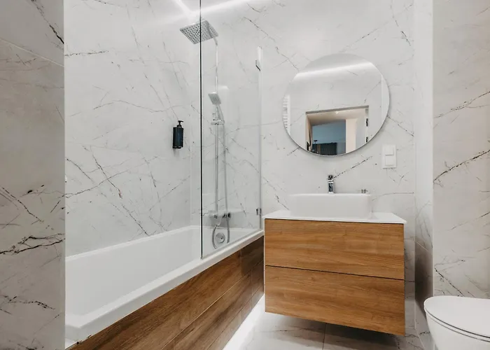 Apartment Balcony & Parking, Modern Elegant Apartment! Near Tram