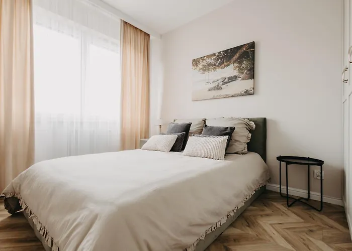 Balcony & Parking, Modern Elegant Apartment! Near Tram アパート