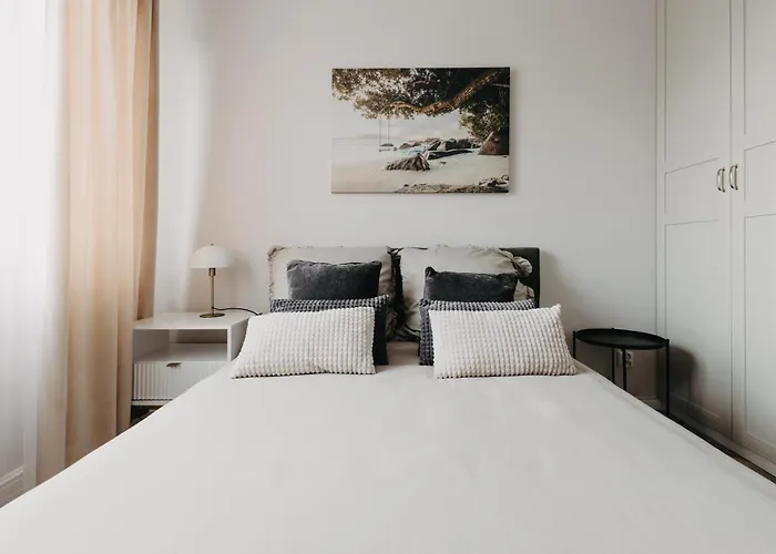 Balcony & Parking, Modern Elegant Apartment! Near Tram アパート *