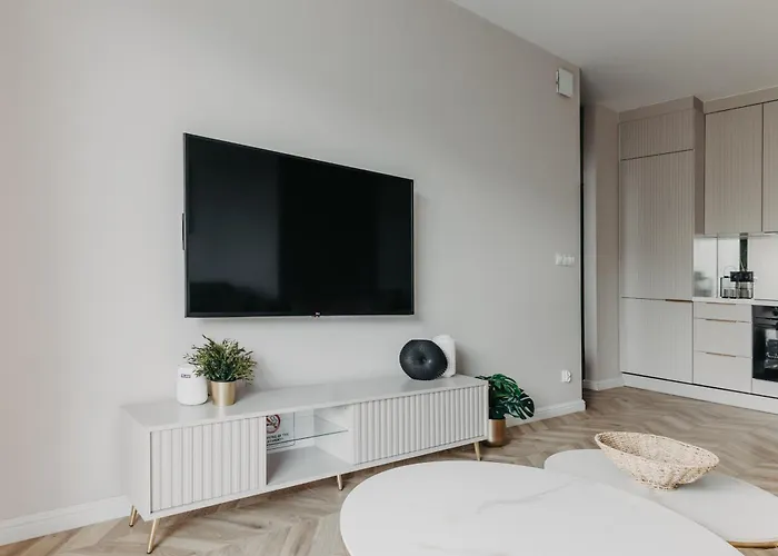 Apartment Balcony & Parking, Modern Elegant Apartment! Near Tram *